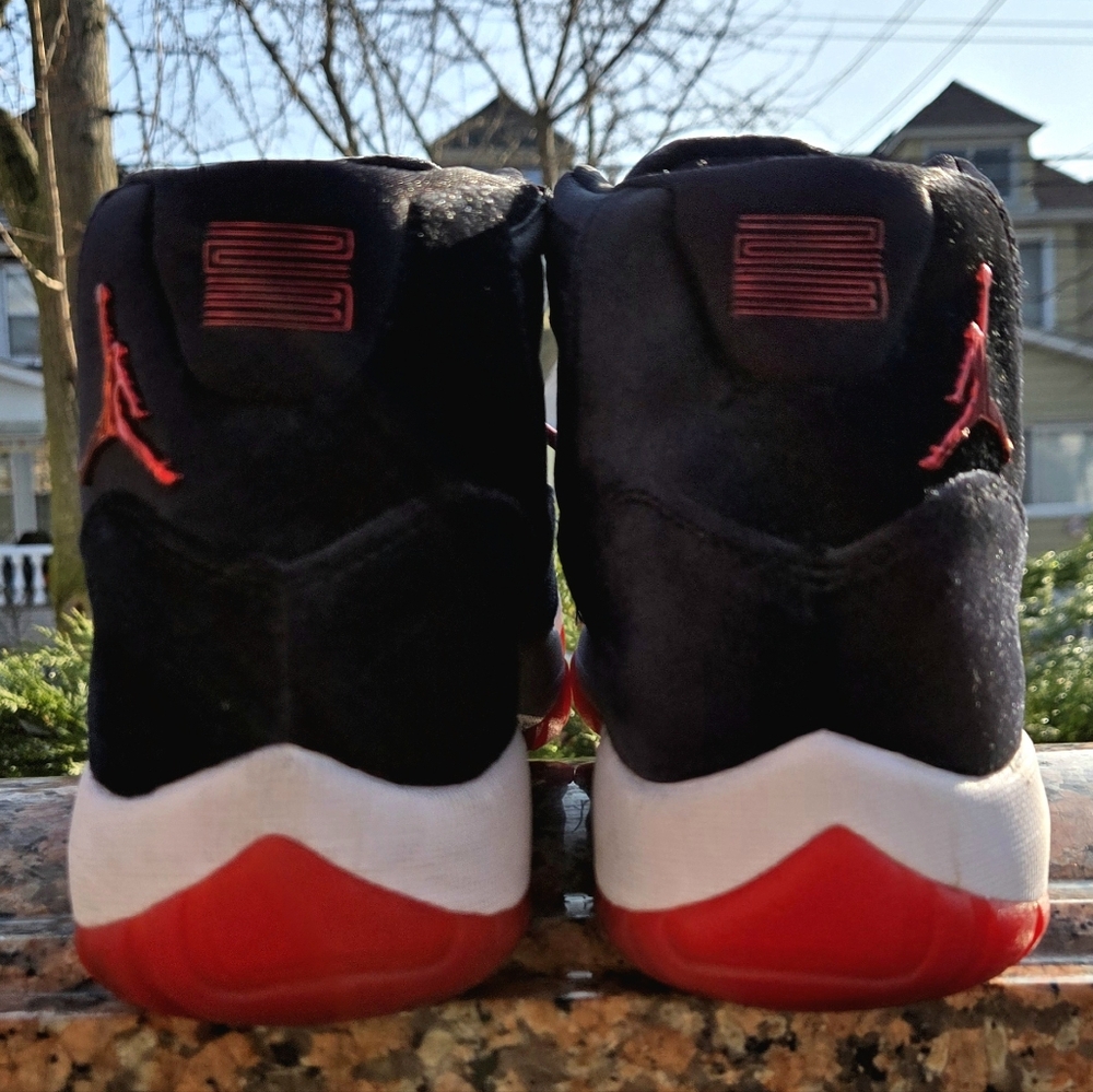 Women's Air Jordan 11 "Bred Velvet" *LIKE NEW* - Picture 4 of 7